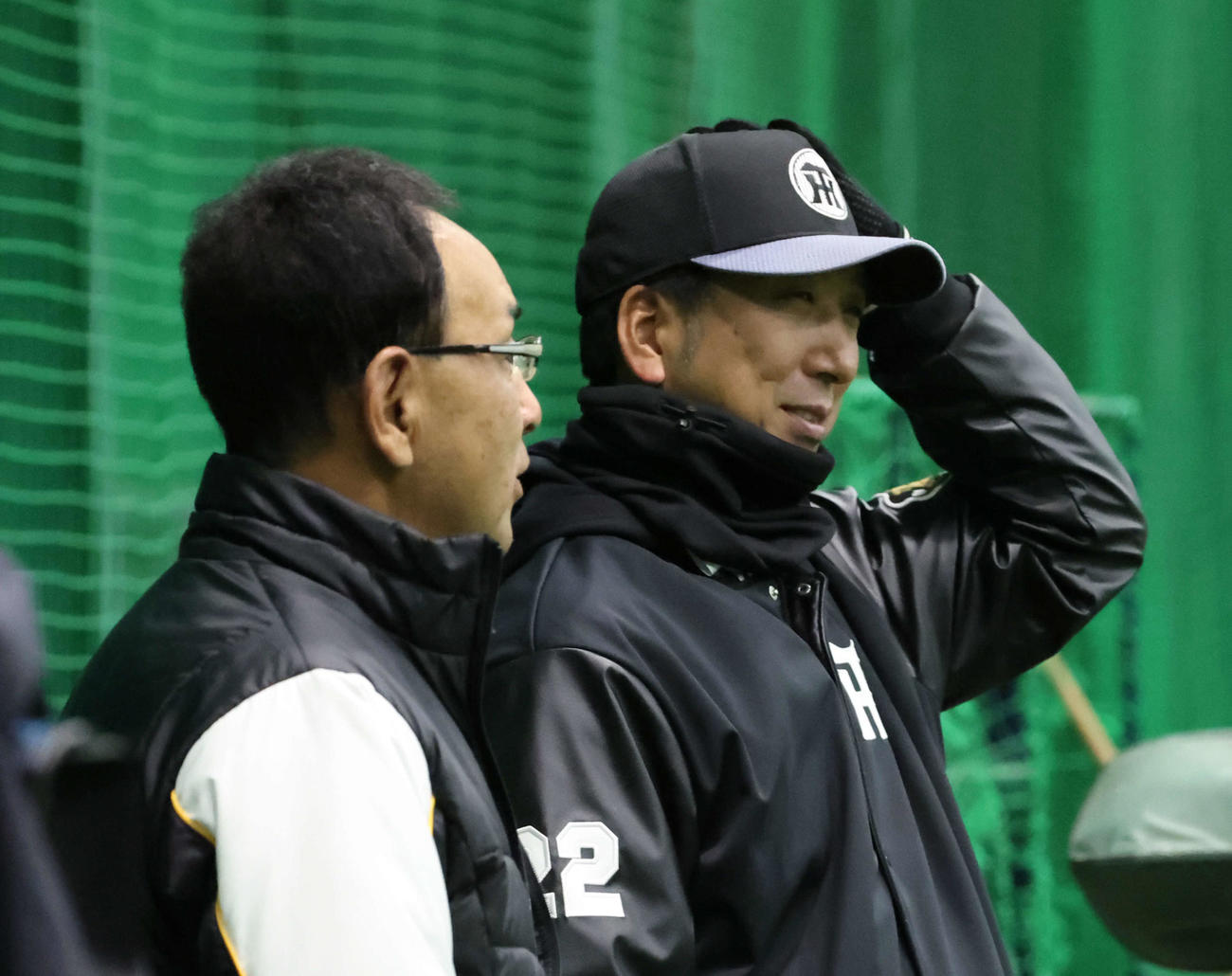 阪神対中日　練習を見守る阪神藤川監督。左は木戸タイガースWomen監督（撮影・西尾就之）