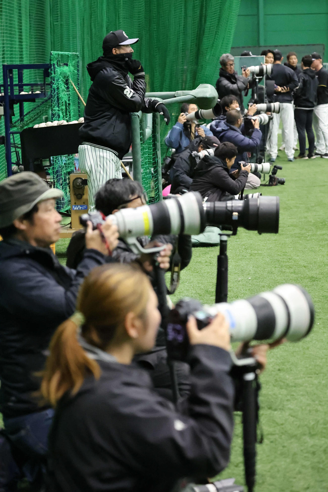 阪神対中日　カメラ目線ならぬカメラマン目線で練習を見守る阪神藤川監督（撮影・西尾就之）