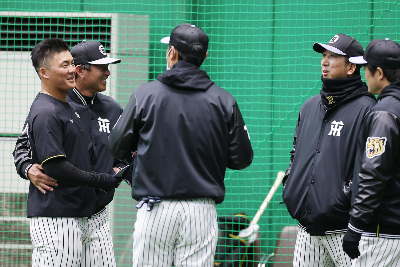 阪神対中日　室内練習場で言葉を交わす阪神前川（左端）と藤川監督（右から2人目）ら（撮影・前田充）