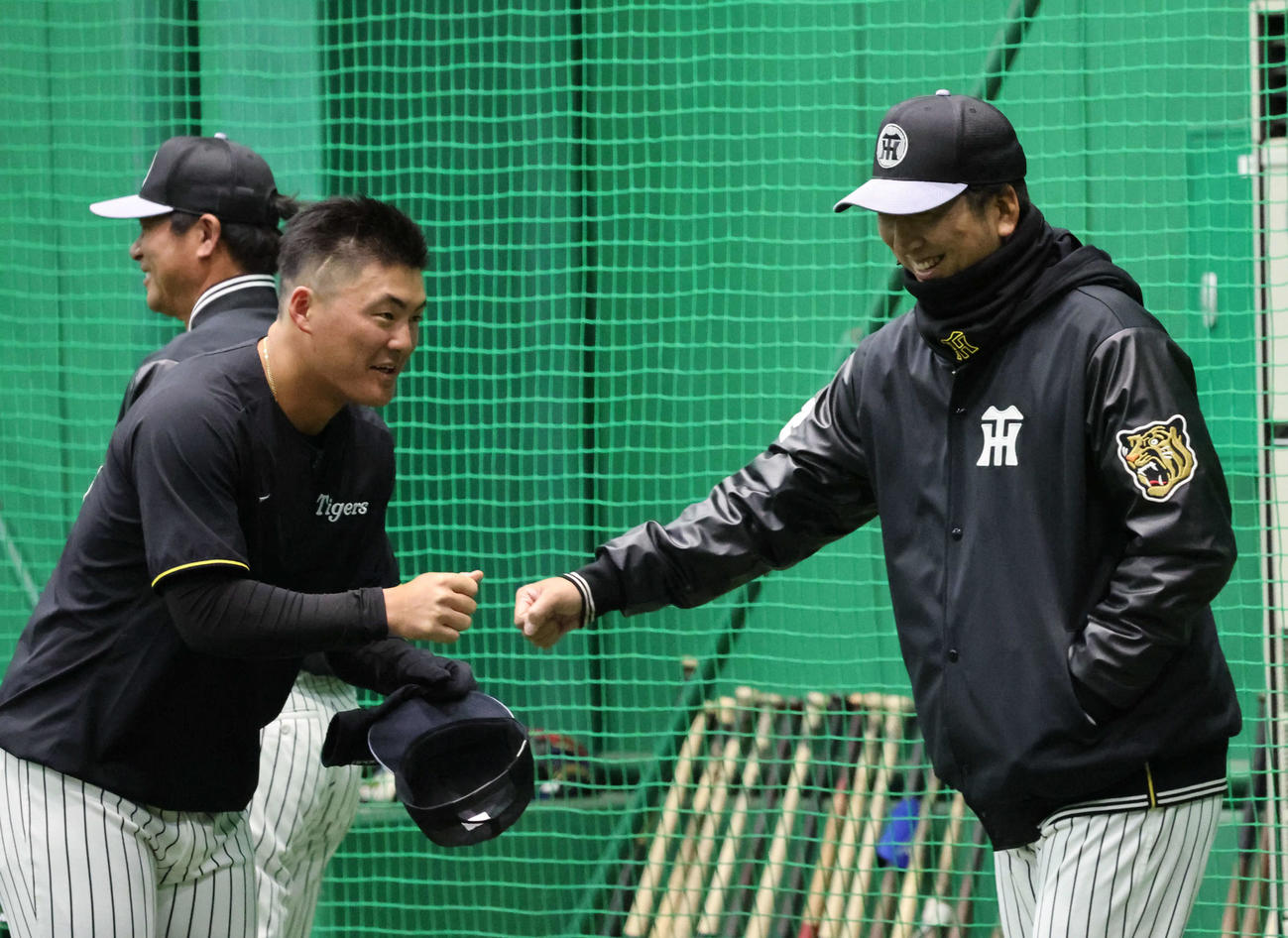 阪神対中日　練習前に阪神前川（左）は藤川監督とグータッチ（撮影・西尾就之）
