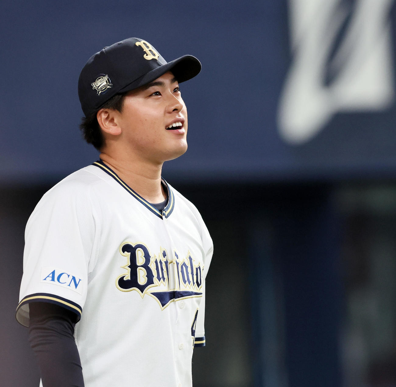 オリックス対楽天　7回表、オリックス6番手で登板した東松は1回を無失点ピッチングで締めベンチ前ですがすがしい表情を見せる（撮影・加藤哉）
