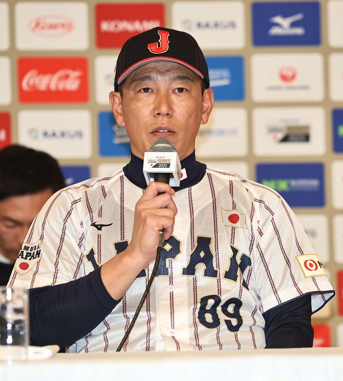 侍ジャパン・井端監督は前日会見で意気込みを話す（撮影・上田博志）