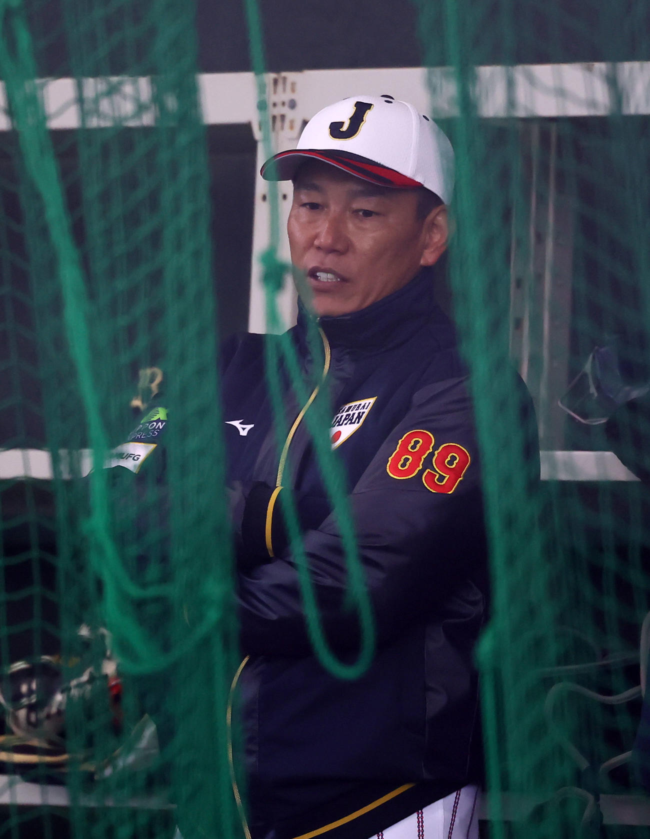 ブルペンで投球練習を見つめる井端監督（撮影・藤尾明華）