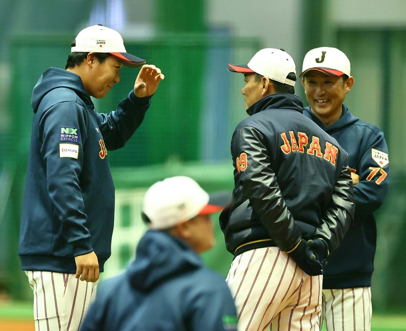 大山（左）は井端監督（中央）、梵コーチと談笑する（撮影・上田博志）