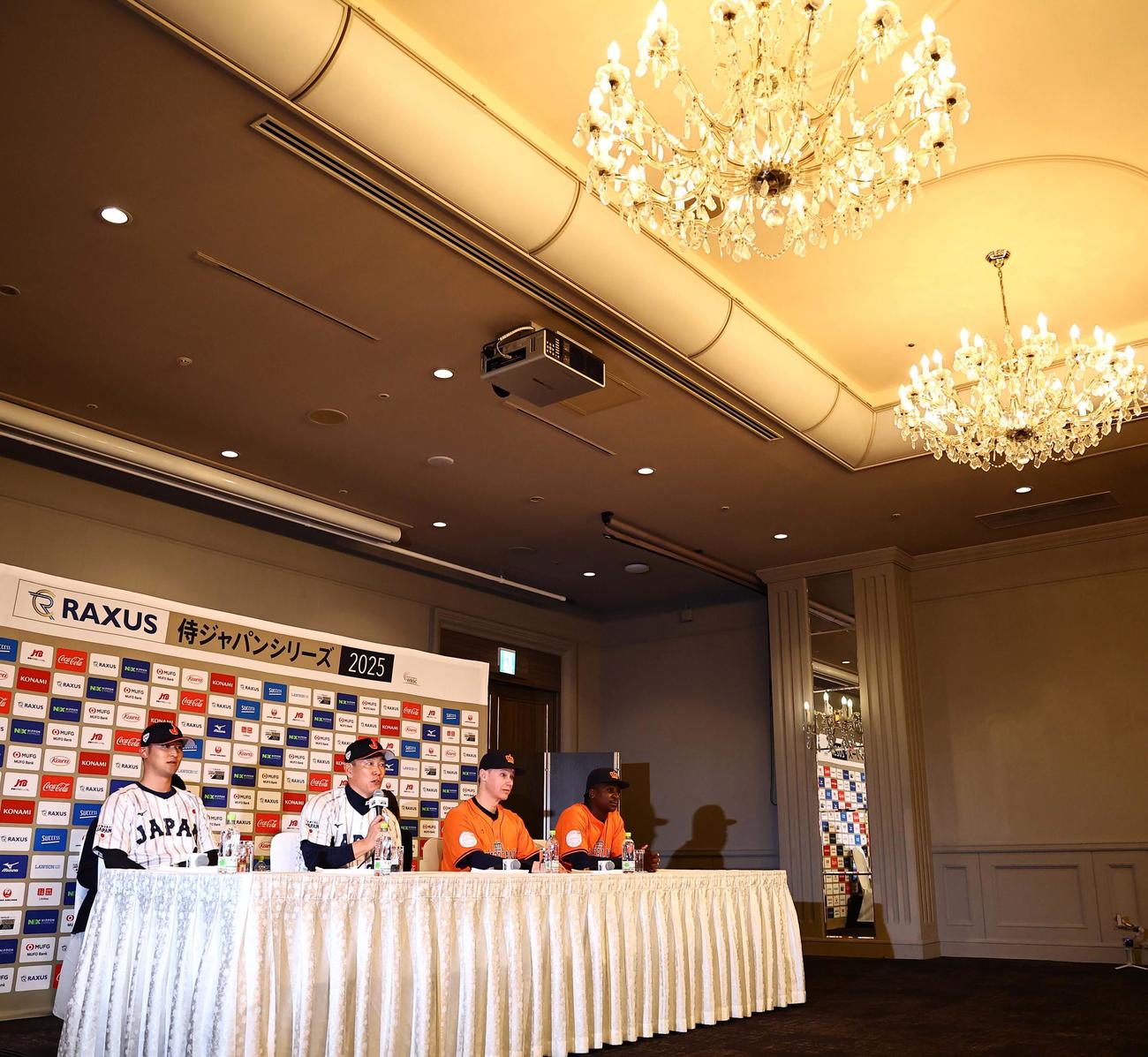侍ジャパン・井端監督（左から2人目）は前日会見で意気込みを話す。左から吉川、一人置いてオランダ代表・トフーン監督、グレゴリアス（撮影・上田博志）