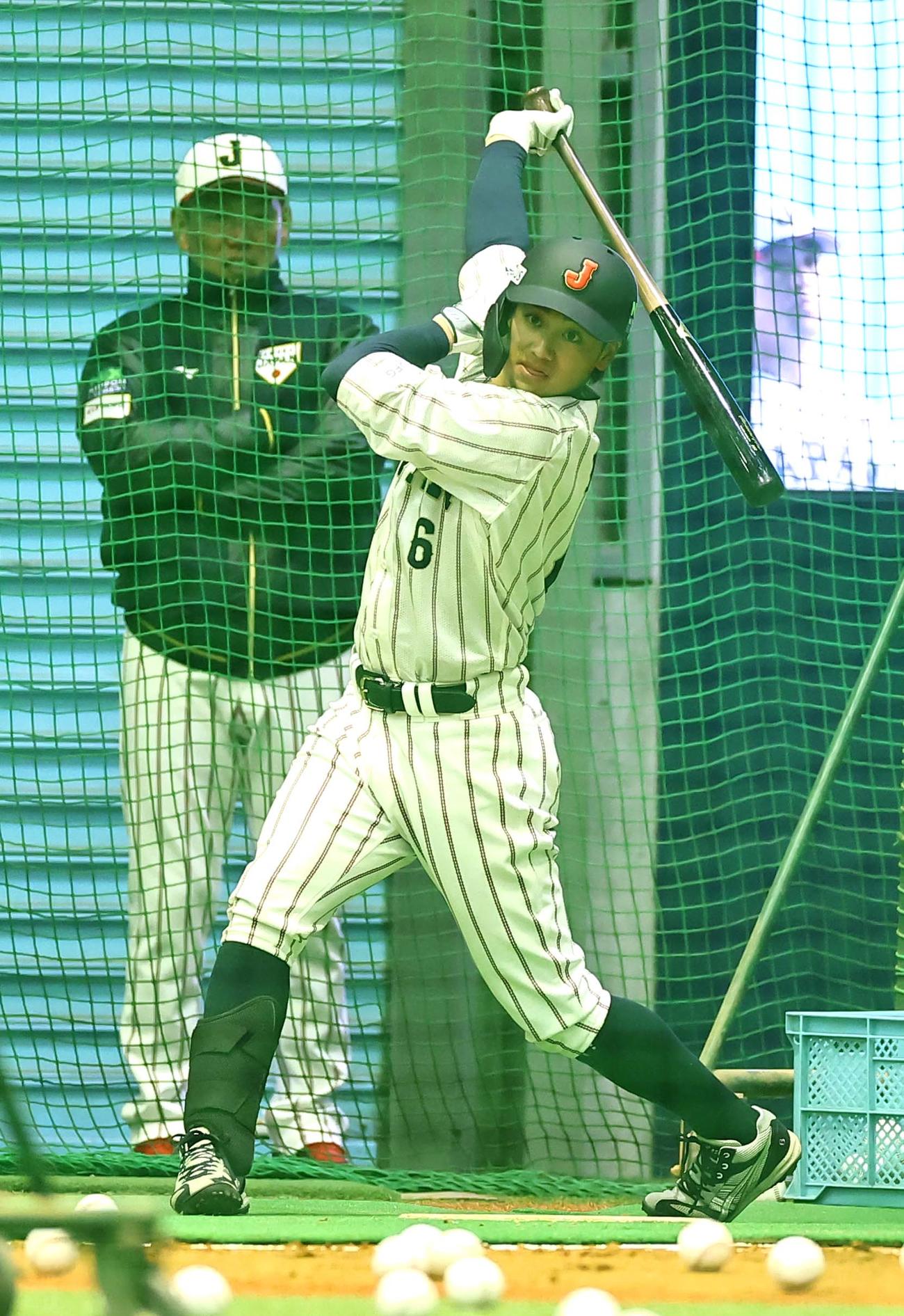 井端監督（左）のチェックを受けながら打撃練習をする森（撮影・上田博志）