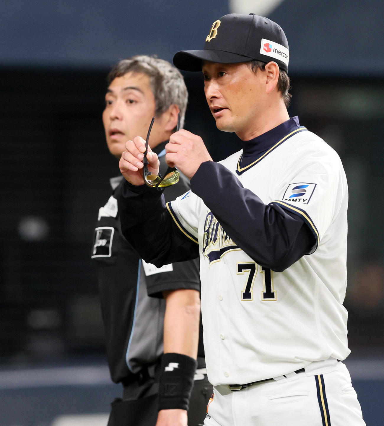 オリックス対楽天　4回裏を終え選手交代を告げる岸田監督（撮影・加藤哉）