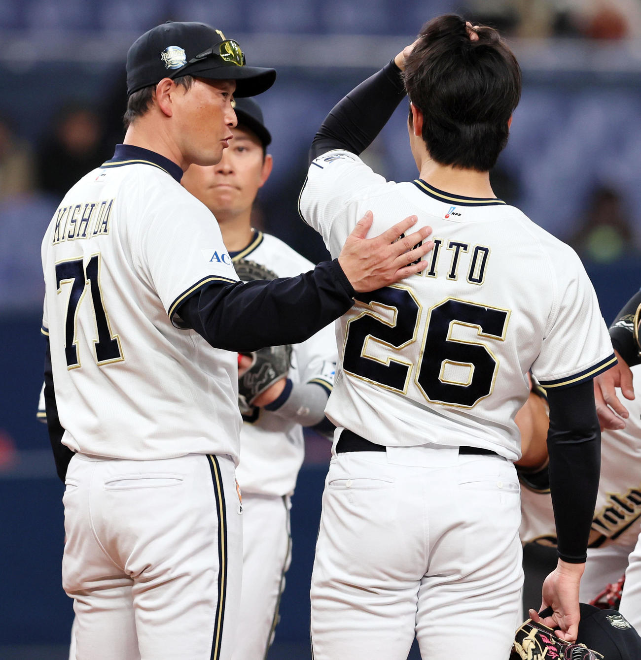 オリックス対楽天　6回表、オリックス4番手で登板した斎藤響介（右）は7失点と振るわずマウンドへ来た岸田護監督から声を掛けられて降板する（撮影・加藤哉）