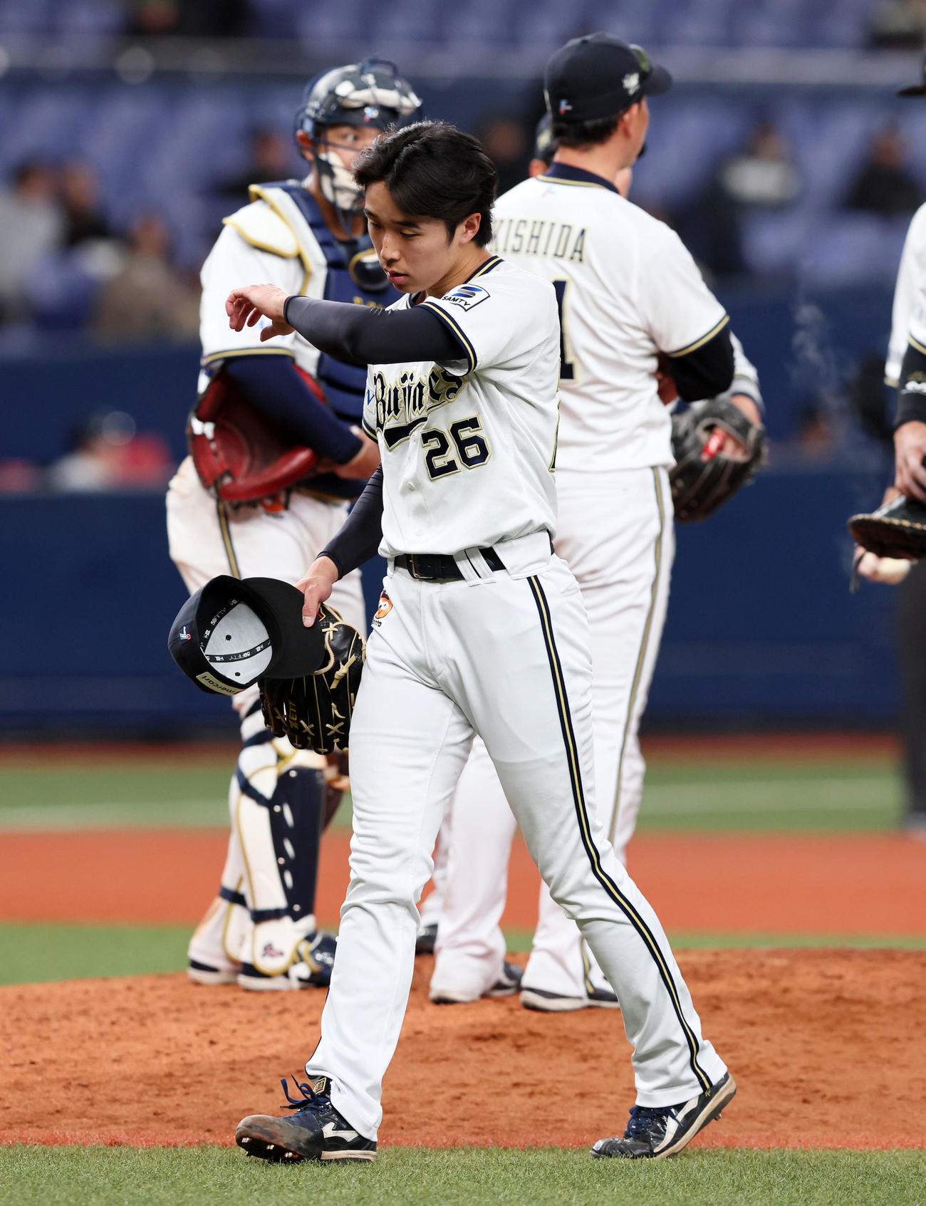 オリックス対楽天　6回表、オリックス4番手で登板した斎藤は7失点で降板、右は岸田監督（撮影・加藤哉）
