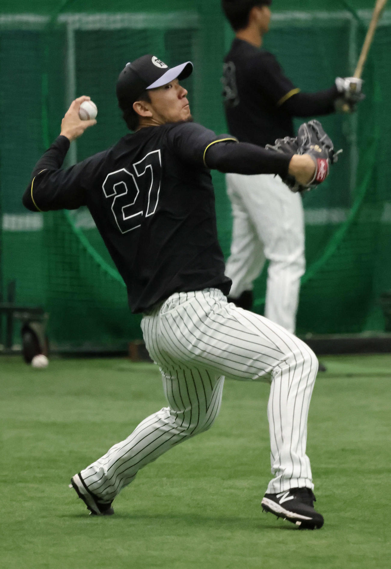阪神対中日　キャッチボールで調整する阪神伊藤将（撮影・西尾就之）