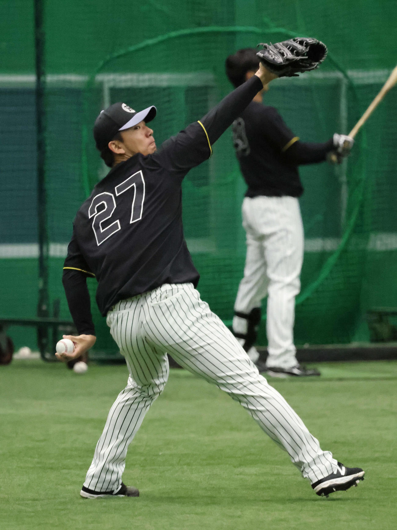 阪神対中日　キャッチボールで調整する阪神伊藤将（撮影・西尾就之）