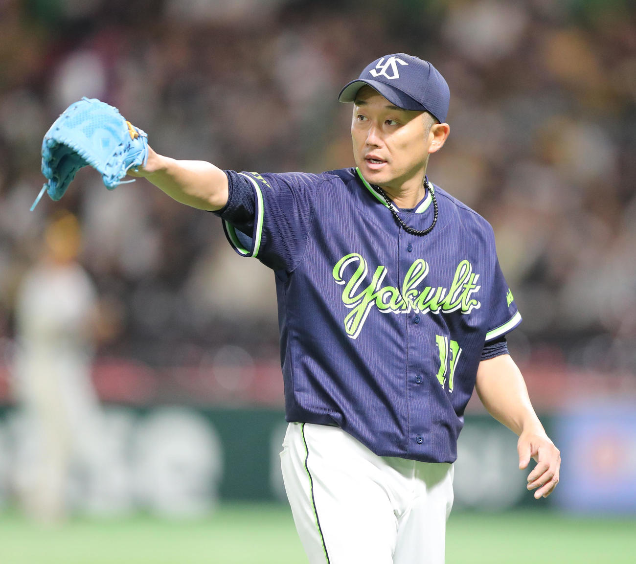 ソフトバンク対ヤクルト　先発・石川は2回を投げ無安打と好投、野手に合図を送る（撮影・梅根麻紀）