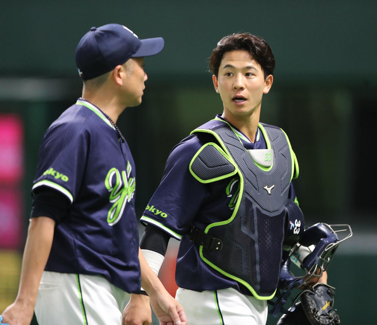 ソフトバンク対ヤクルト　先発・石川と話しながらベンチに引き上げる内山捕手（撮影・梅根麻紀）