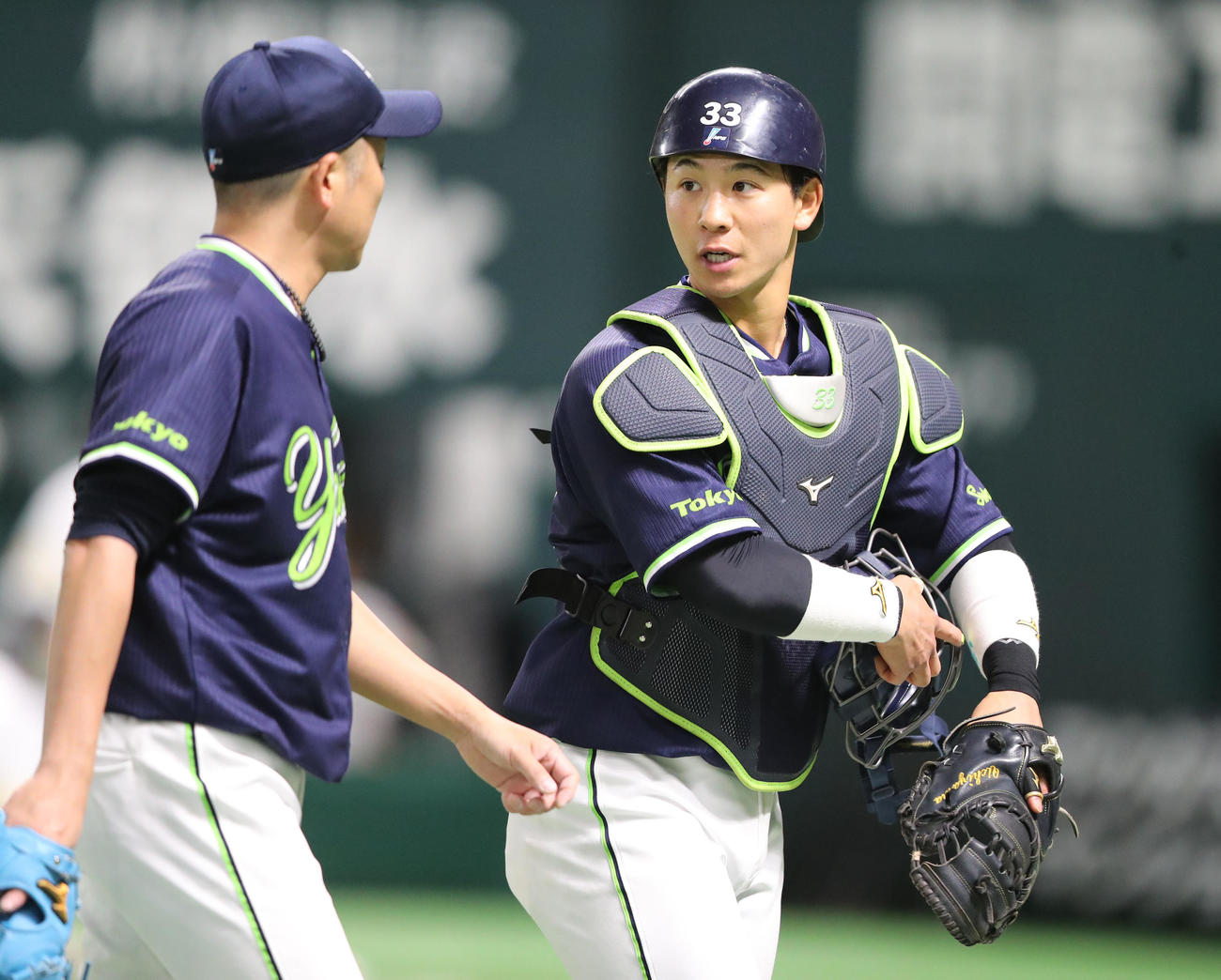 ソフトバンク対ヤクルト　先発・石川と話しながらベンチに引き上げる内山捕手（撮影・梅根麻紀）