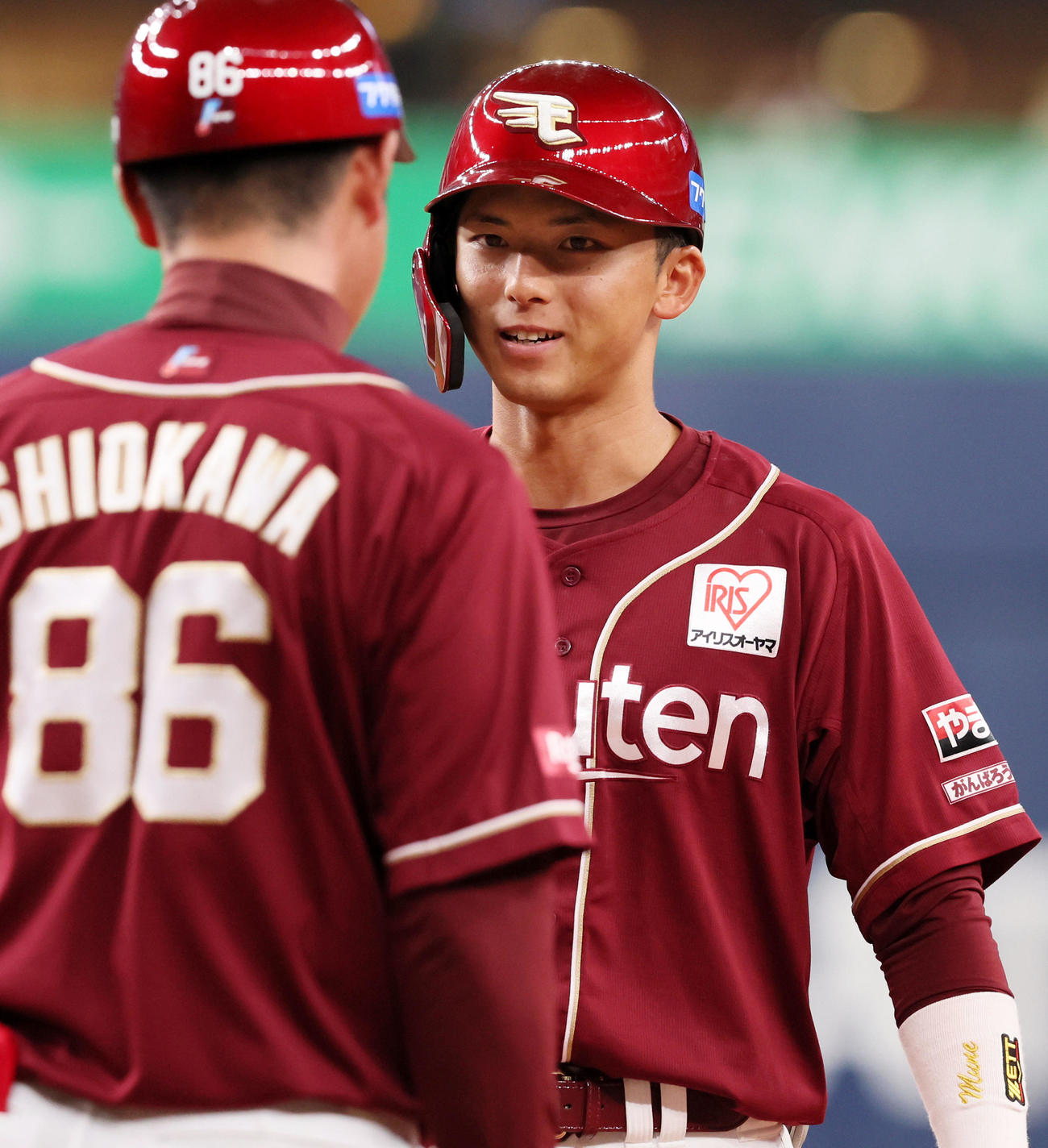 オリックス対楽天　5回表楽天2死二塁、宗山は右前適時打を放ち一塁上で笑顔を見せる（撮影・加藤哉）