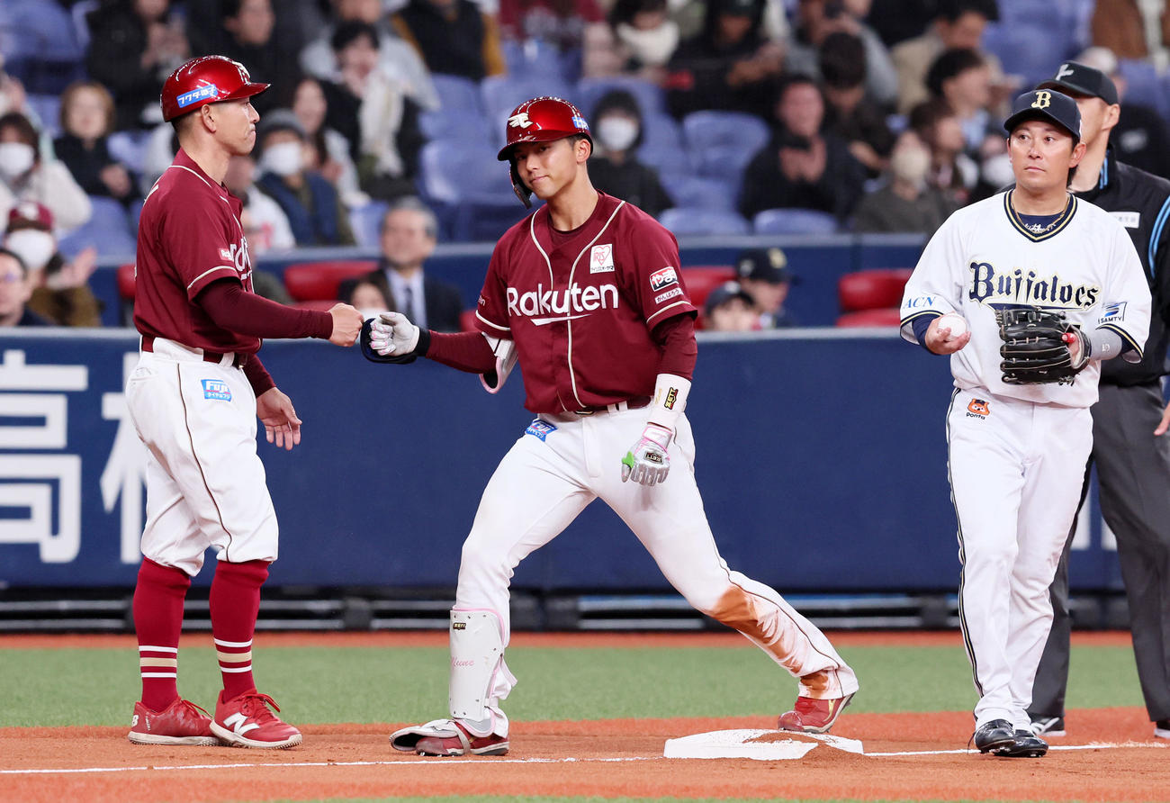 オリックス対楽天　6回表楽天1死一、二塁、宗山は右越え適時三塁打を放つ。三塁手は西野（撮影・加藤哉）