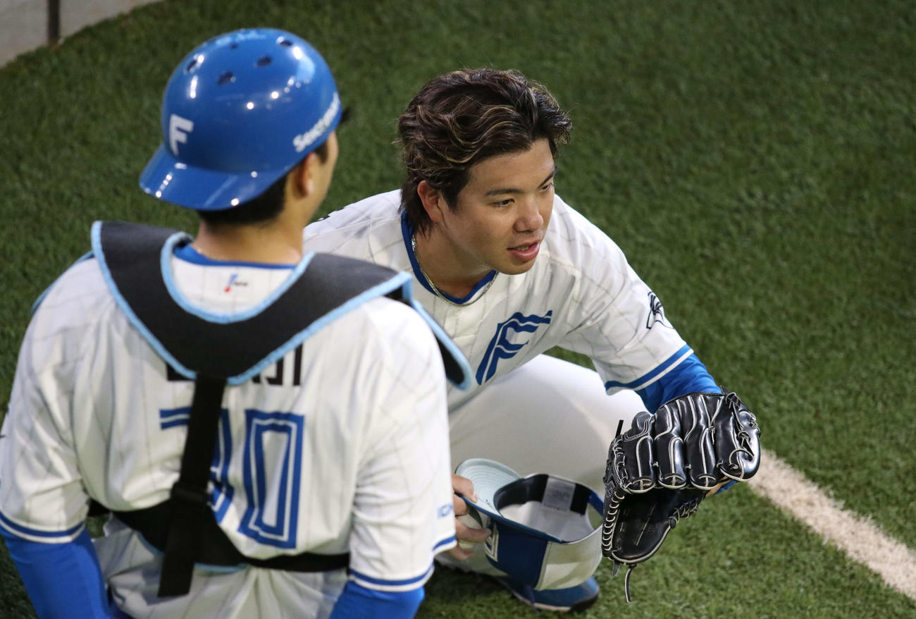 エスコンフィールドでブルペン入りした日本ハム金村（左は郡司）（撮影・木下大輔）