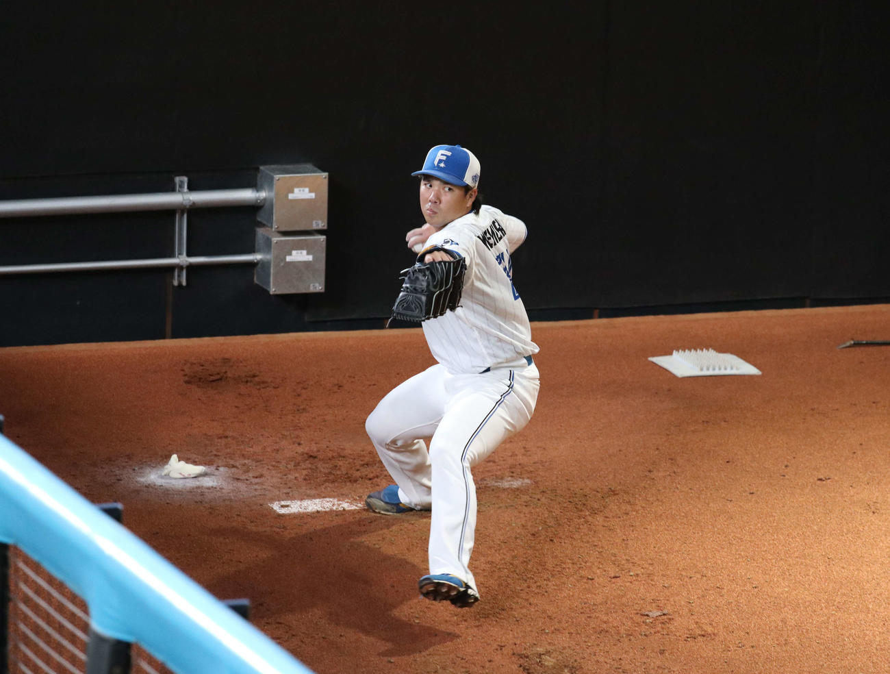 エスコンフィールドでブルペン入りした日本ハム金村（撮影・木下大輔）