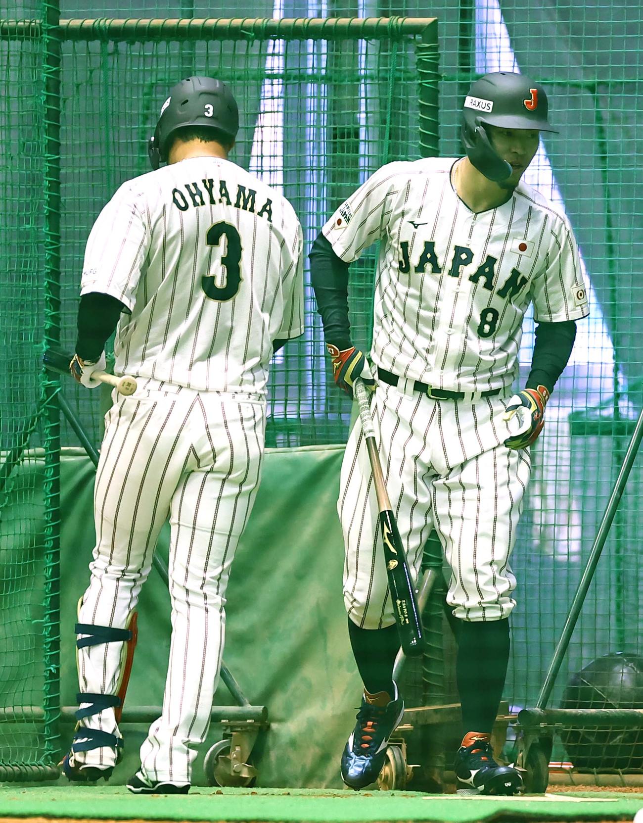 フリー打撃練習をする佐藤輝（右）と大山（撮影・上田博志）