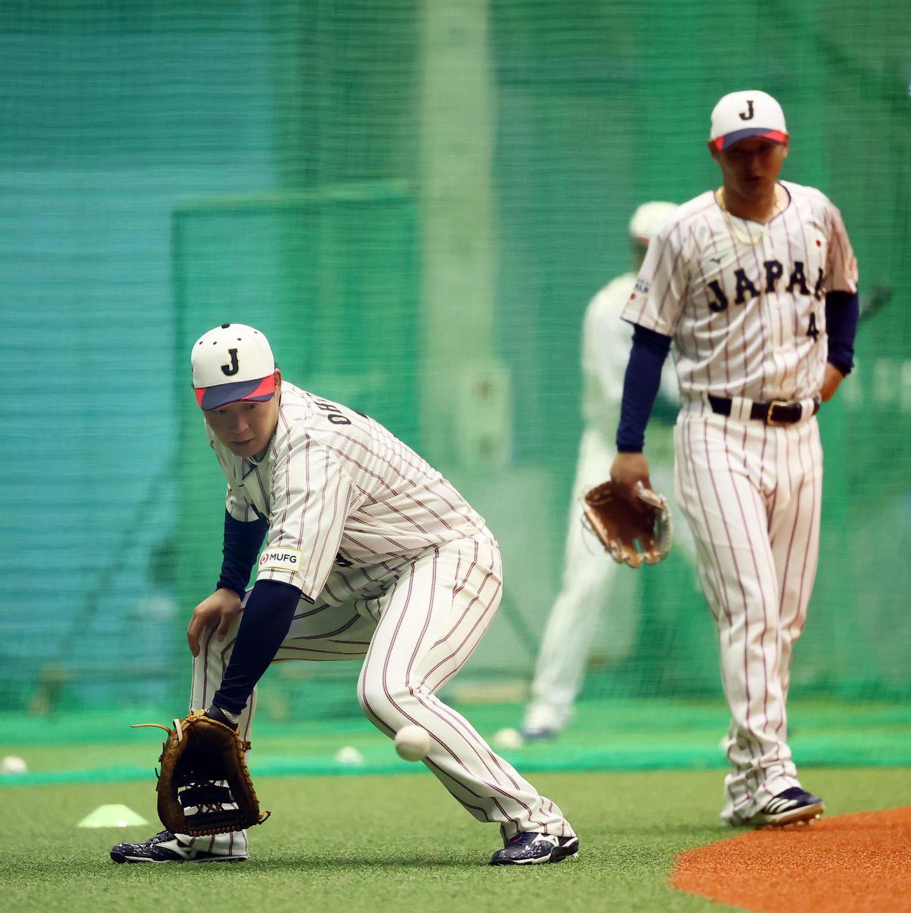 ノックを受ける大山（左）と吉川（撮影・藤尾明華）