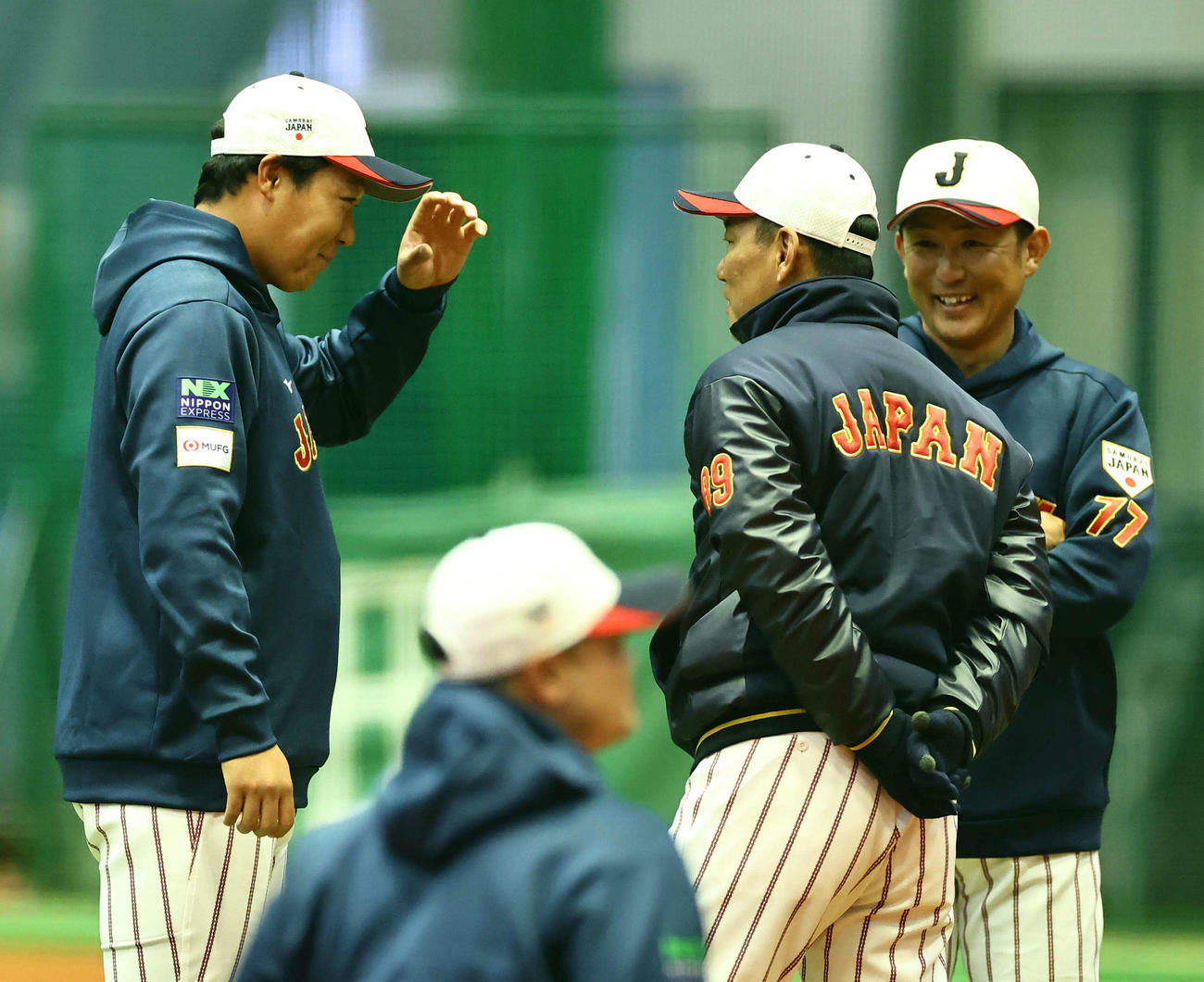 大山（左）は井端監督（中央）、梵コーチと談笑する（撮影・上田博志）