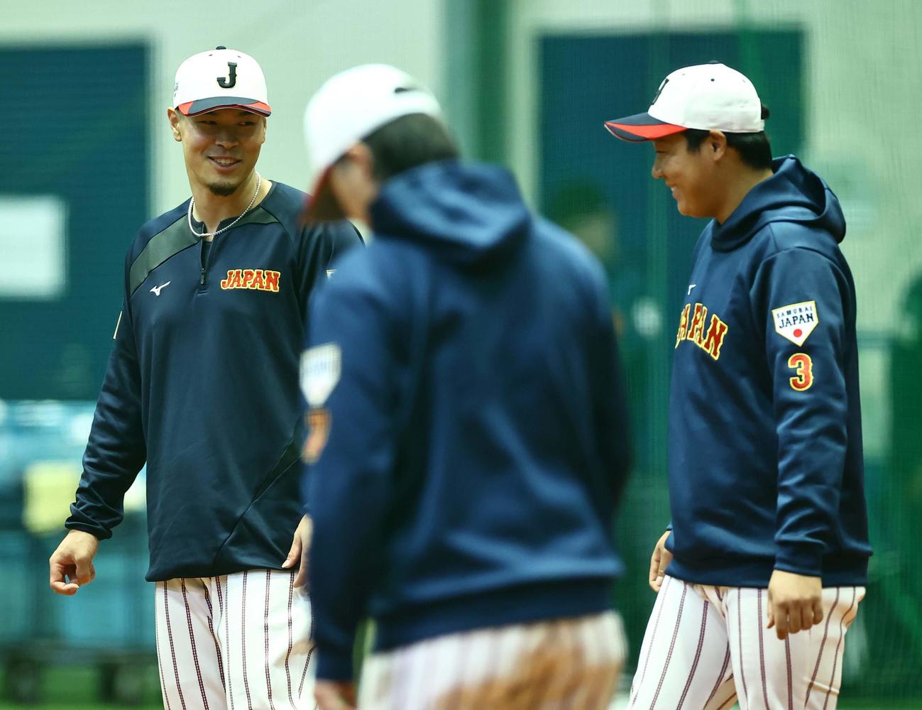 笑顔を見せる佐藤輝（左）と大山（撮影・上田博志）