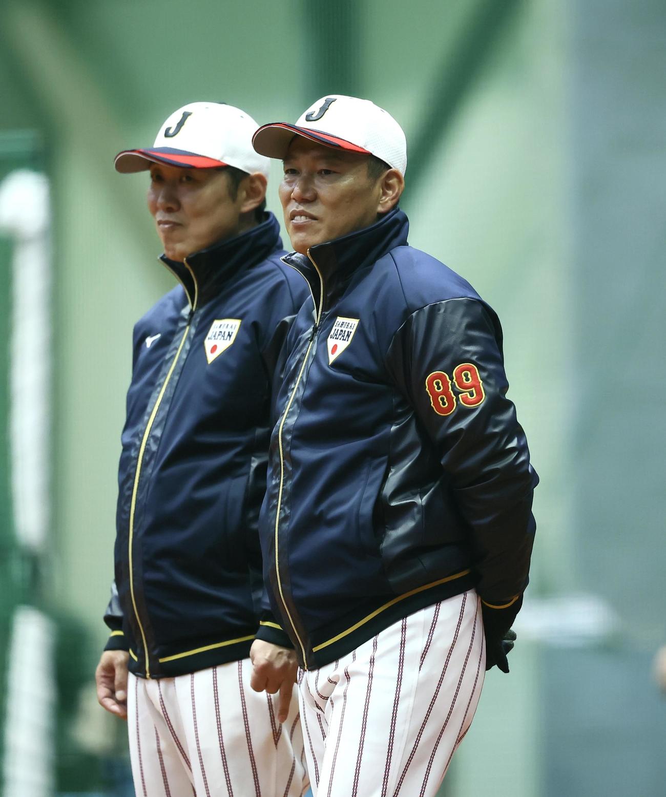 練習を見つめる侍ジャパン井端監督（右）（撮影・藤尾明華）
