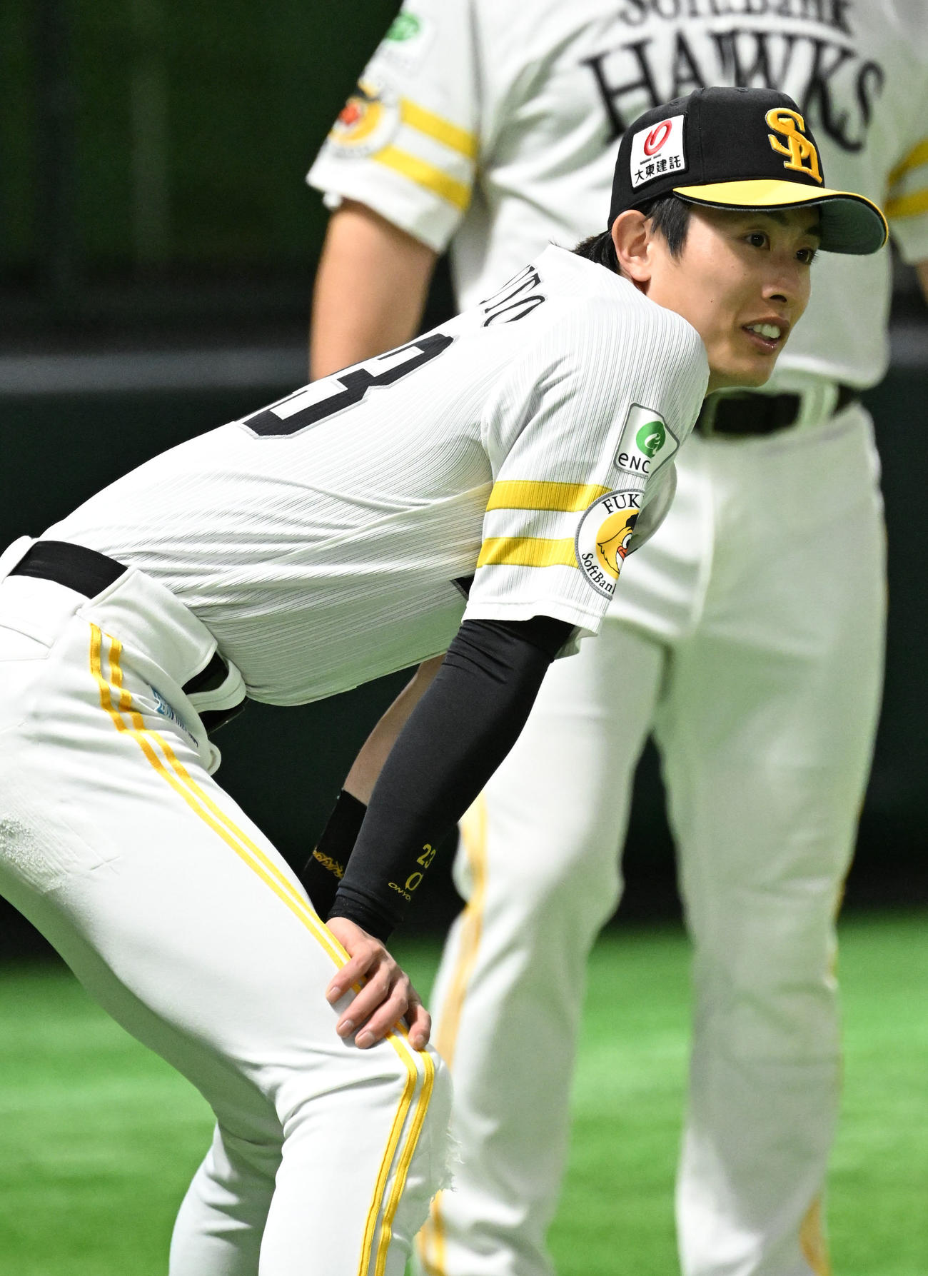ソフトバンク対ヤクルト　試合前ウォームアップする周東（撮影・林敢治）