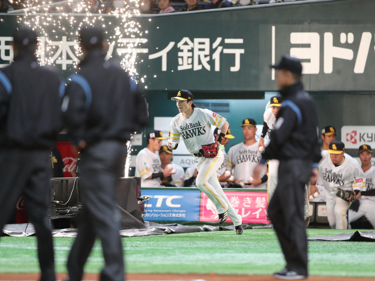 ソフトバンク対ヤクルト　守備に就く周東（撮影・梅根麻紀）