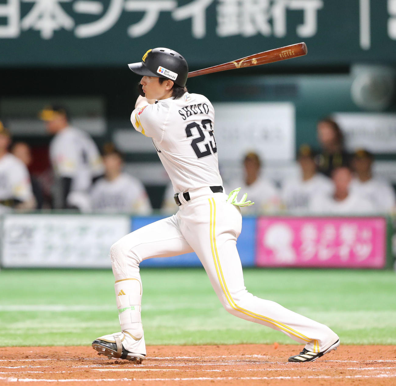 ソフトバンク対ヤクルト　3回裏ソフトバンク2死一塁、周東は右前安打を放つ（撮影・梅根麻紀）