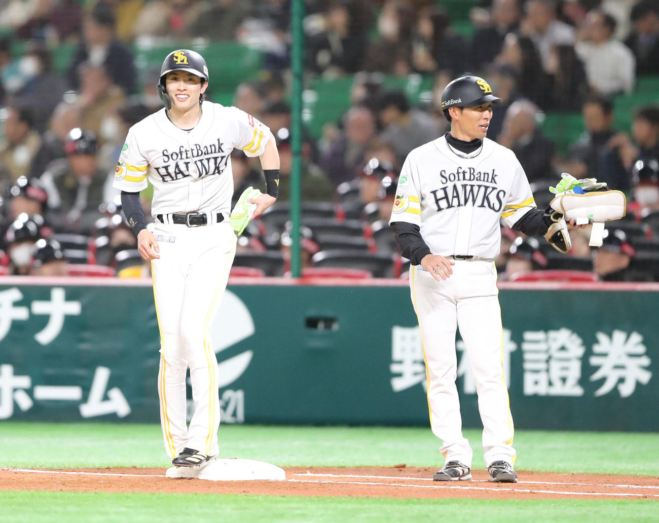 ソフトバンク対ヤクルト　3回裏ソフトバンク2死一塁、周東は右前安打を放ち笑顔（撮影・梅根麻紀）