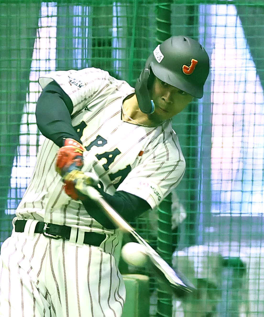 フリー打撃練習をする佐藤輝（撮影・上田博志）