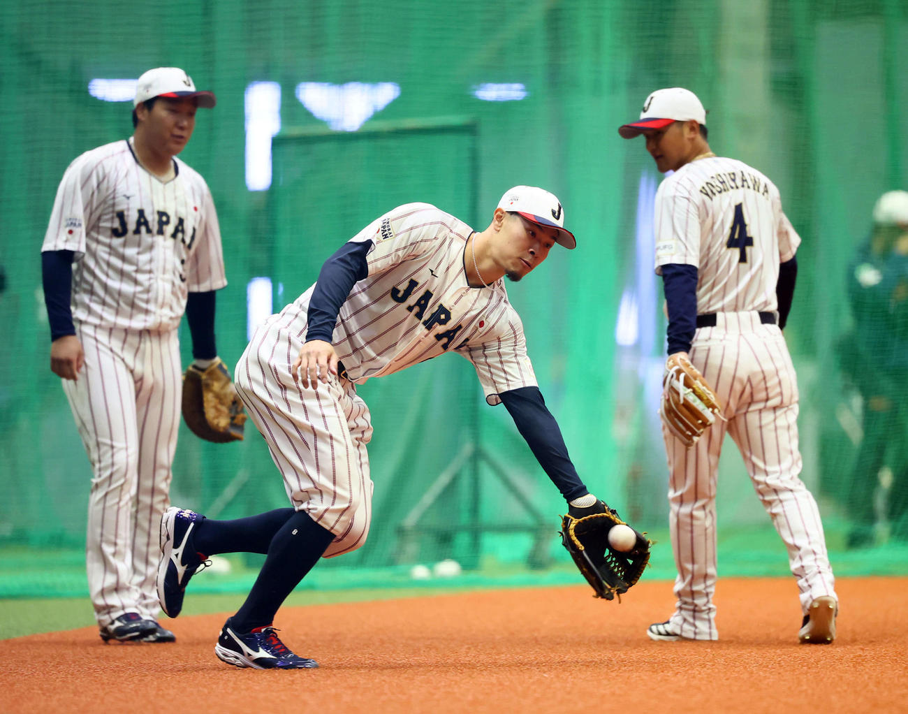 ノックを受ける佐藤輝（中央）。左は大山、右は吉川（撮影・藤尾明華）