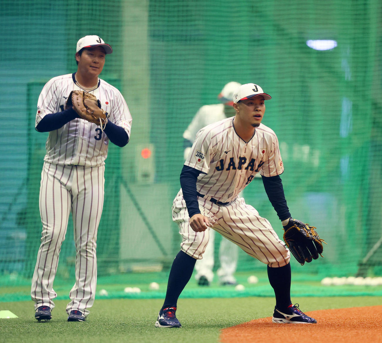 ノックを受ける大山悠輔（左）と佐藤輝（撮影・藤尾明華）