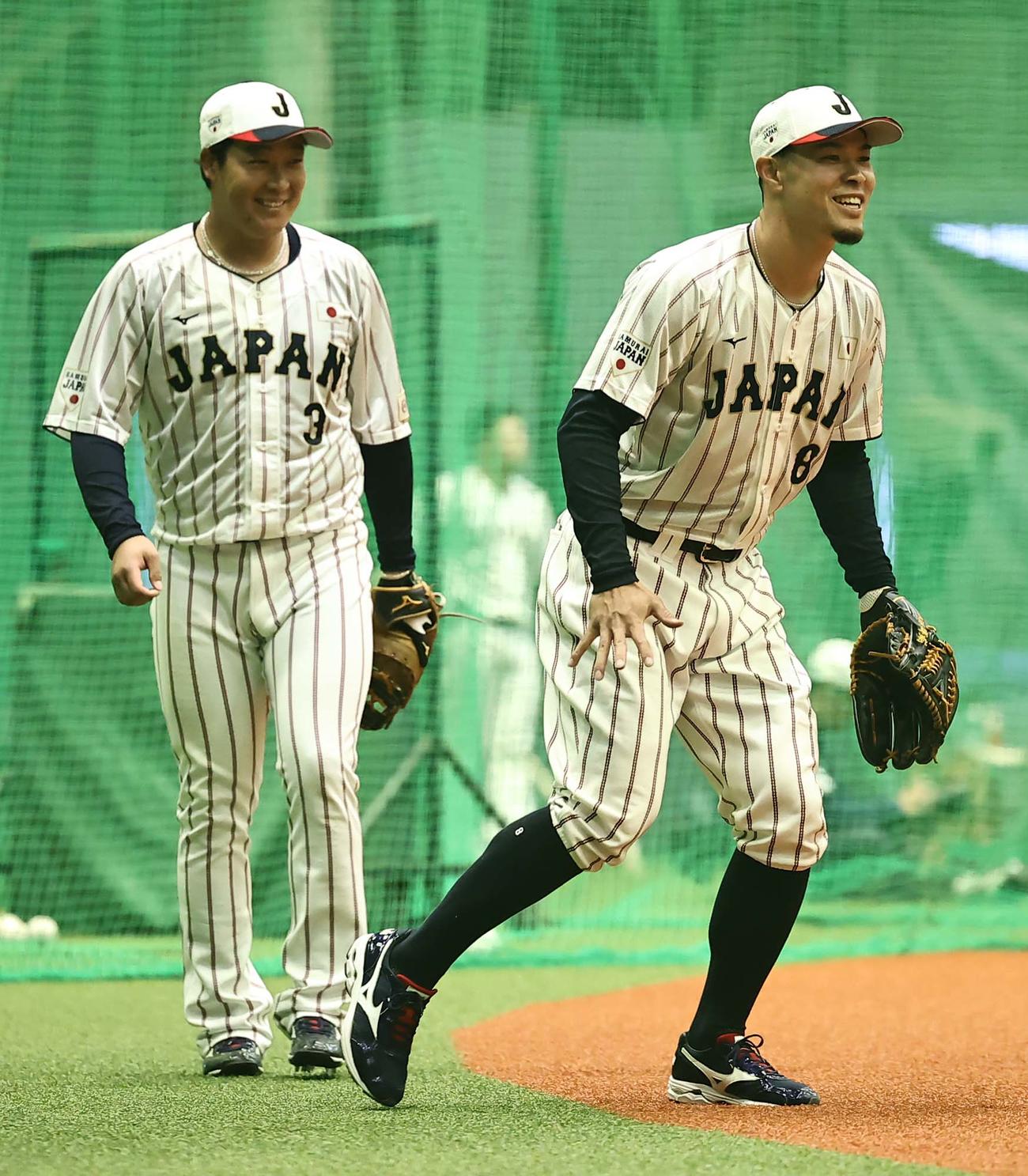 笑顔を見せながらノックを受ける佐藤輝（右）と大山（撮影・上田博志）