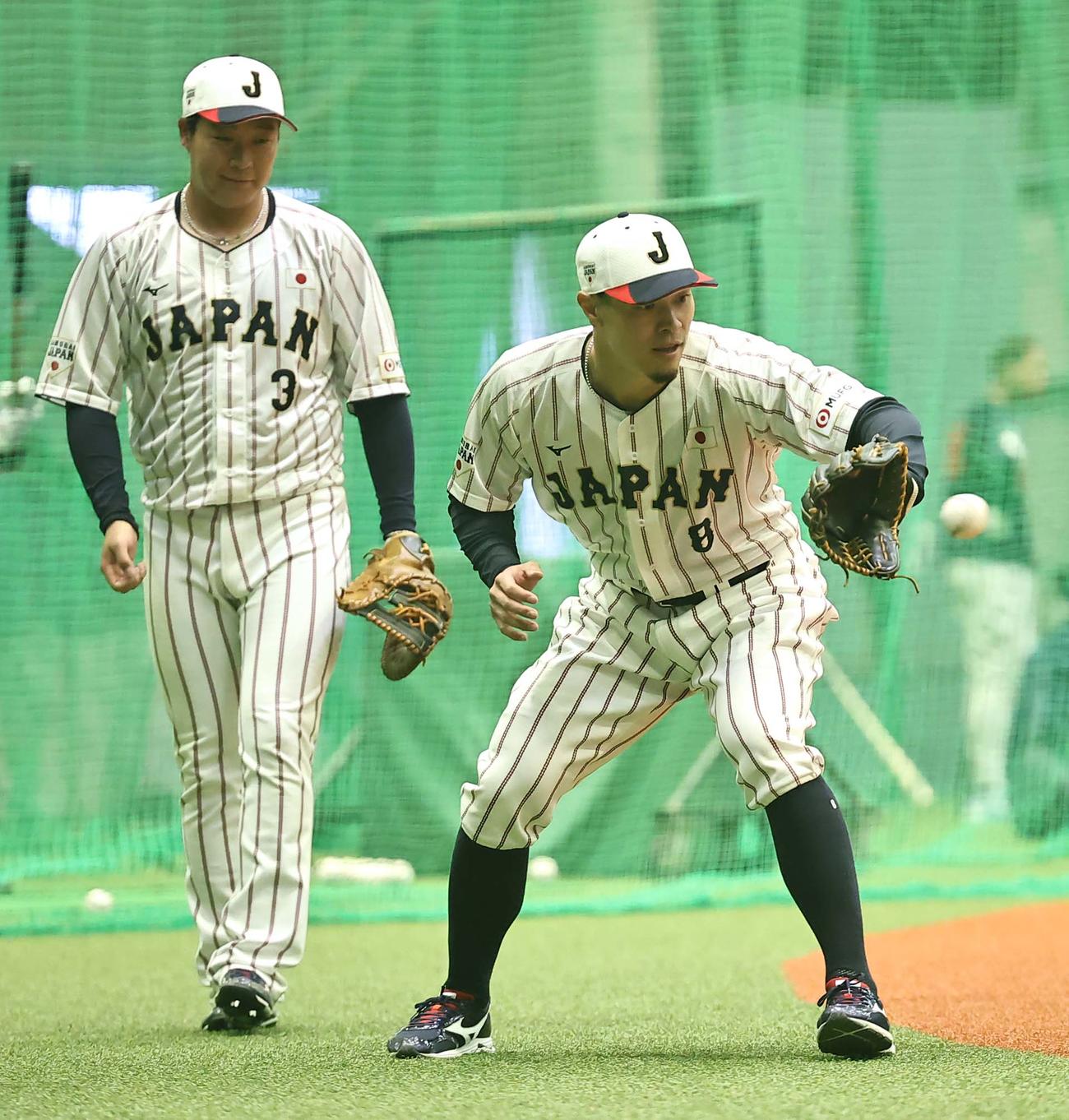 ノックを受ける佐藤輝（右）と大山（撮影・上田博志）