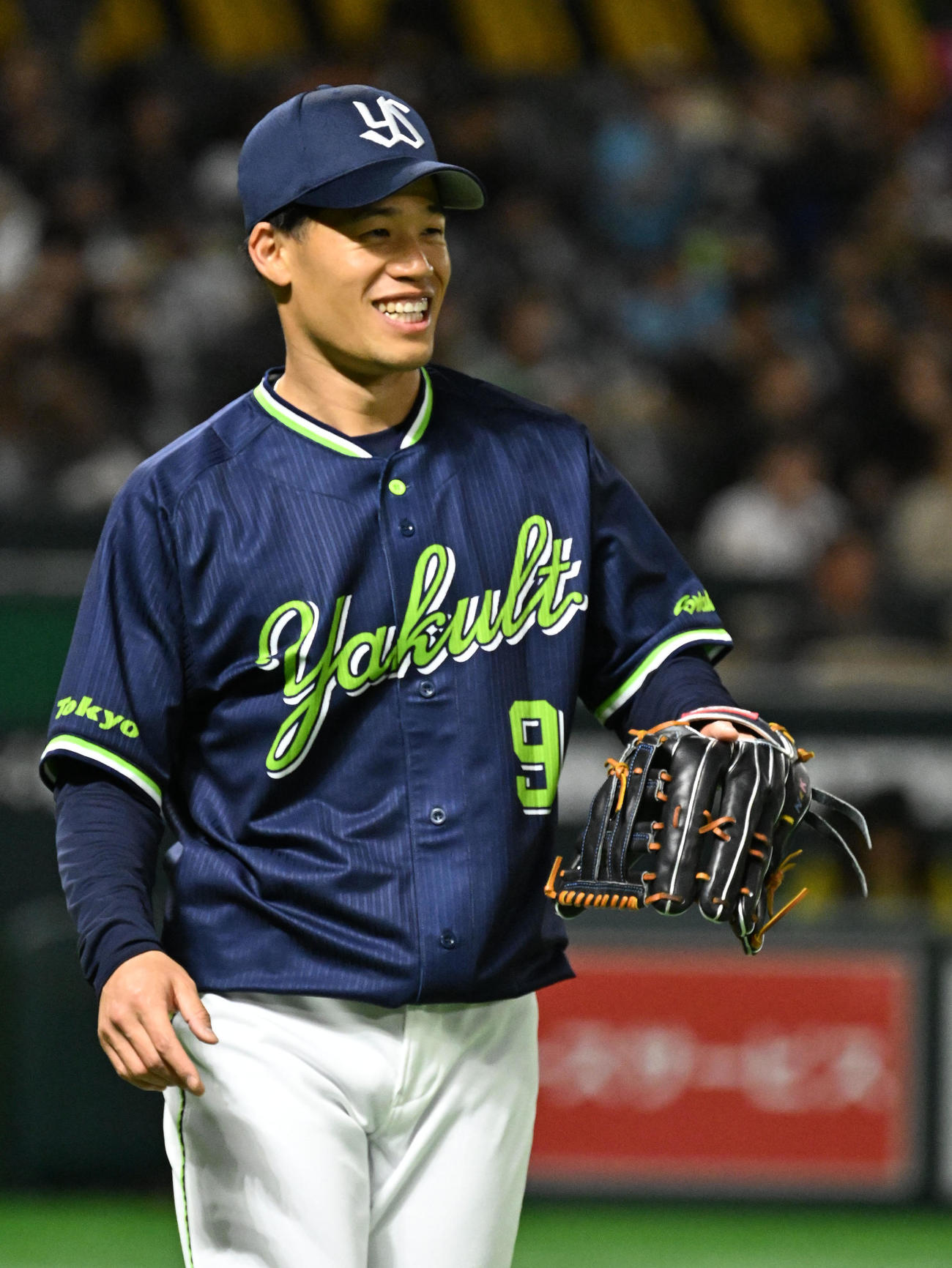 ソフトバンク対ヤクルト　笑顔を見せるヤクルトの塩見（撮影・林敢治）