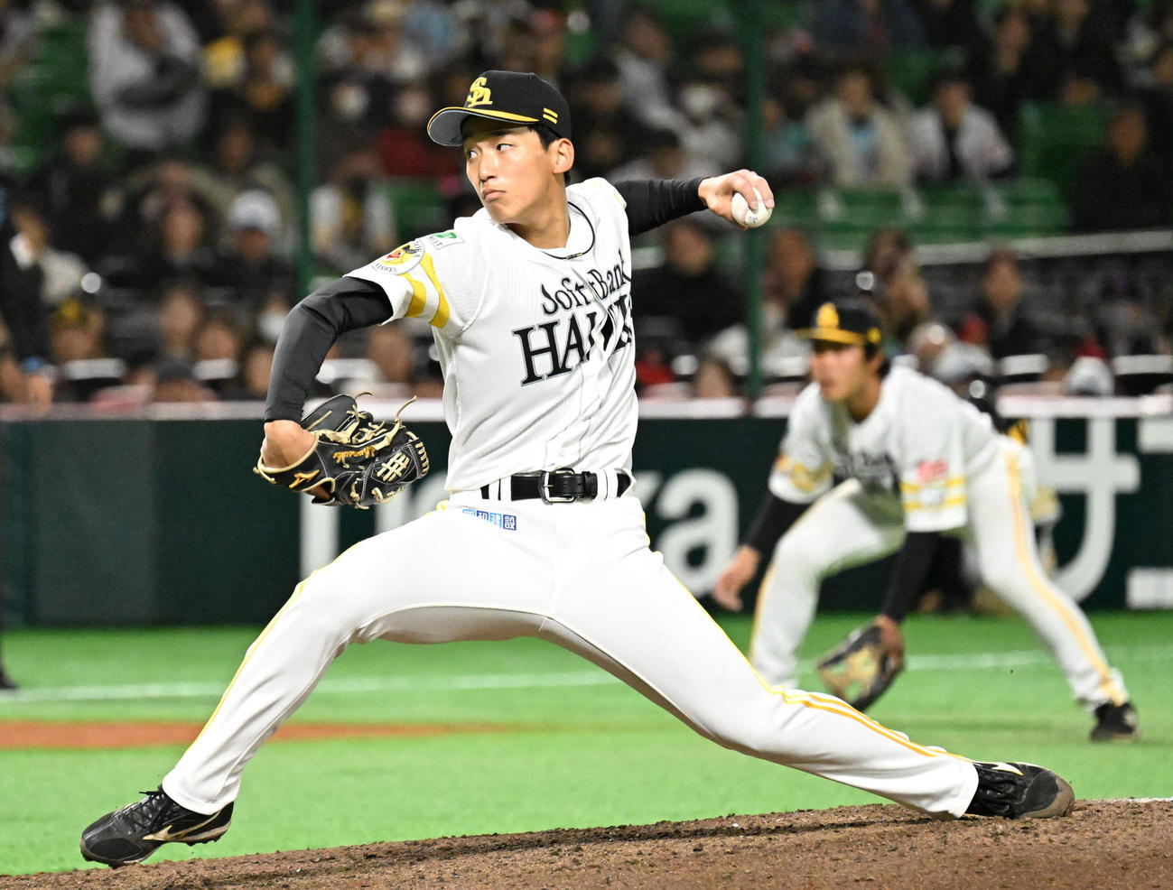 ソフトバンク対ヤクルト　ソフトバンク5番手投手・前田悠（撮影・林敢治）
