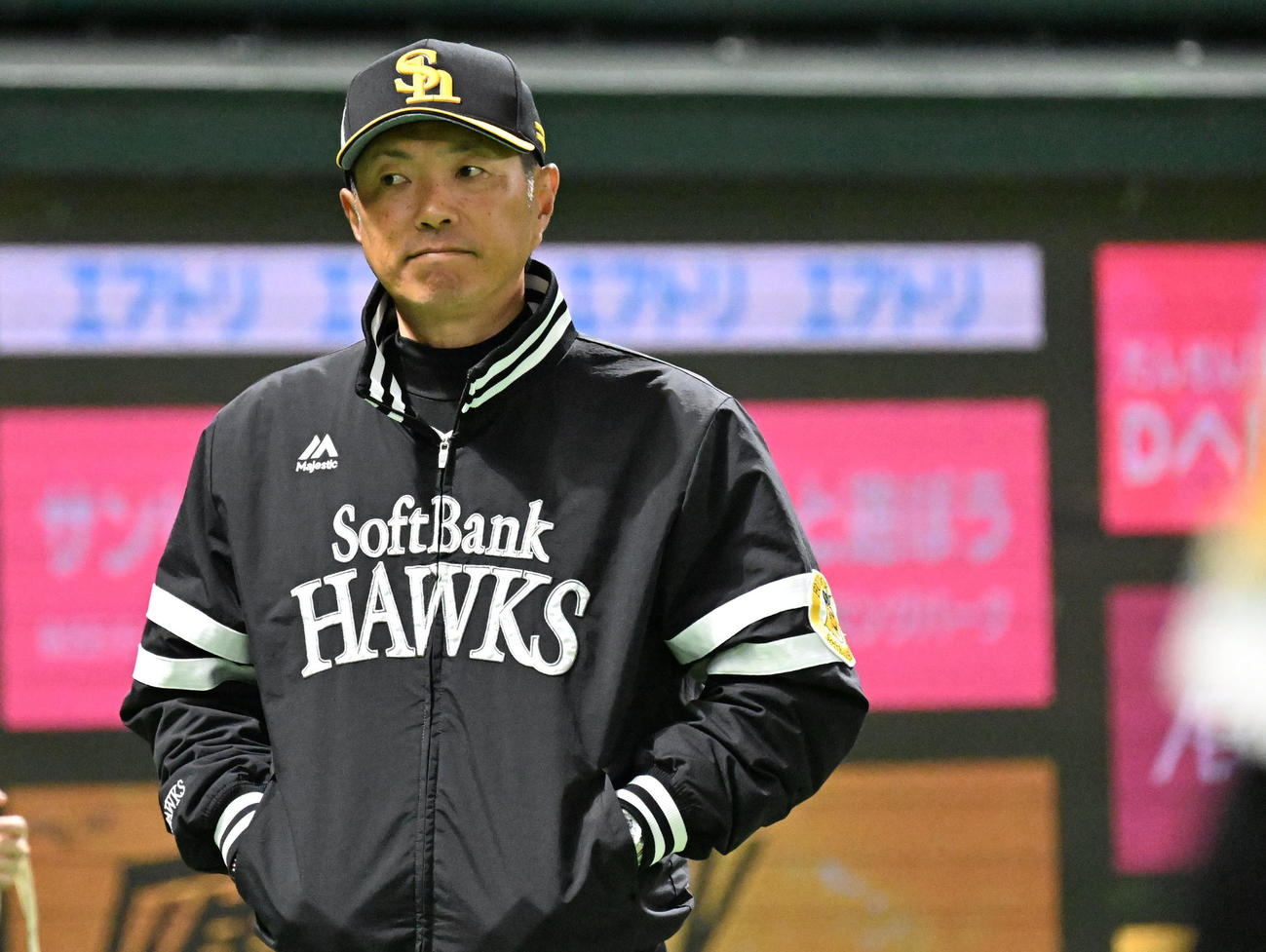ソフトバンク対ヤクルト　8回、ベンチに引き上げる小久保監督（撮影・林敢治）