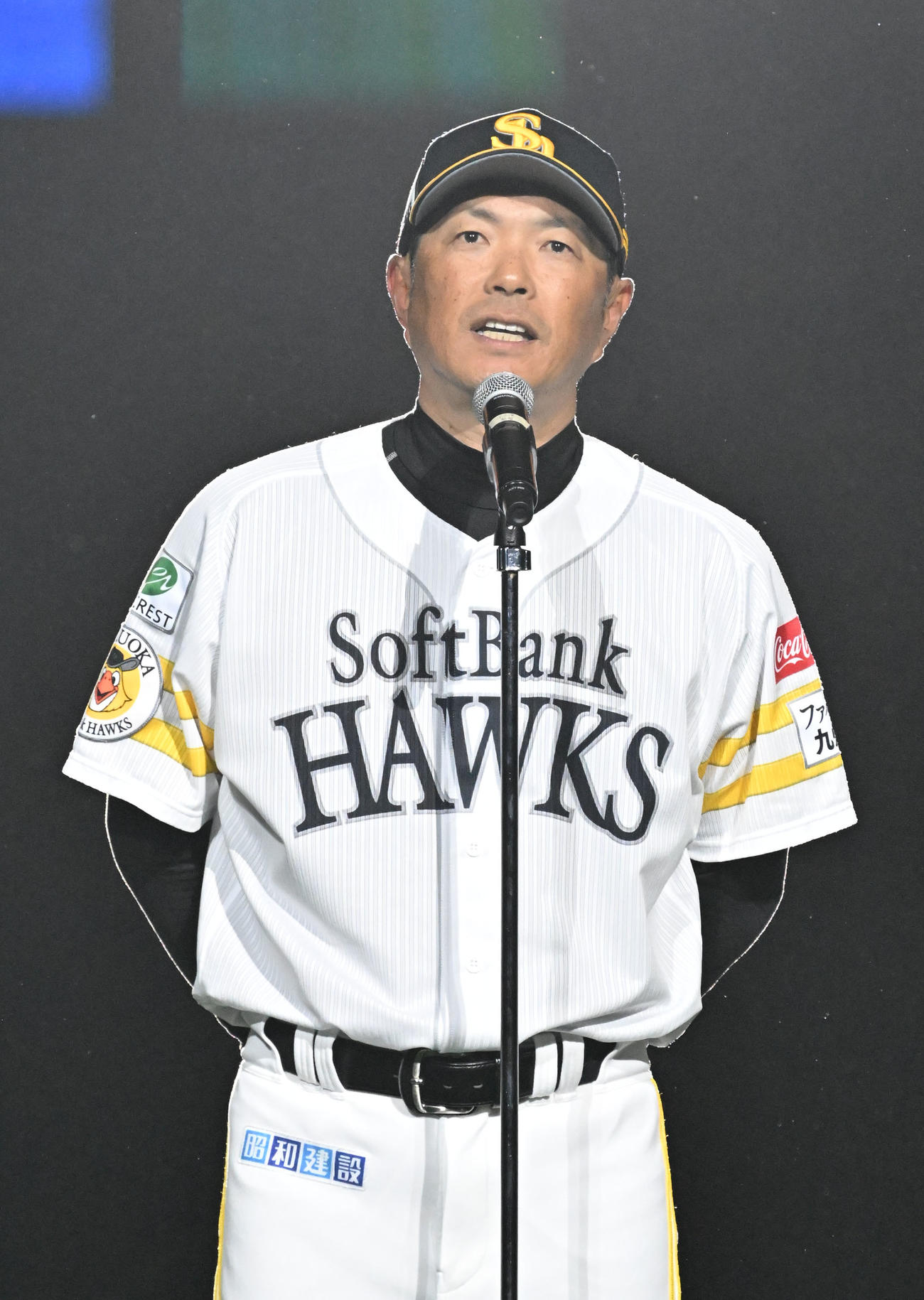 ソフトバンク対ヤクルト　シーズンスタートセレモニーでファンにあいさつする小久保監督（撮影・林敢治）