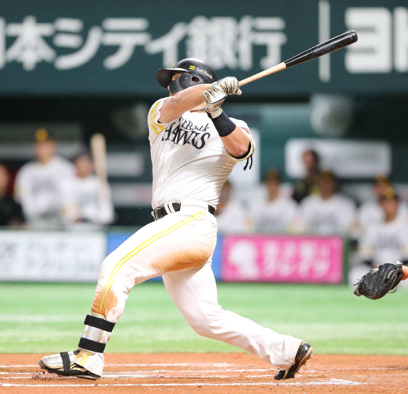 ソフトバンク対ヤクルト　6回裏ソフトバンク2死一、二塁、リチャードは右前に同点適時打を放つ（撮影・梅根麻紀）