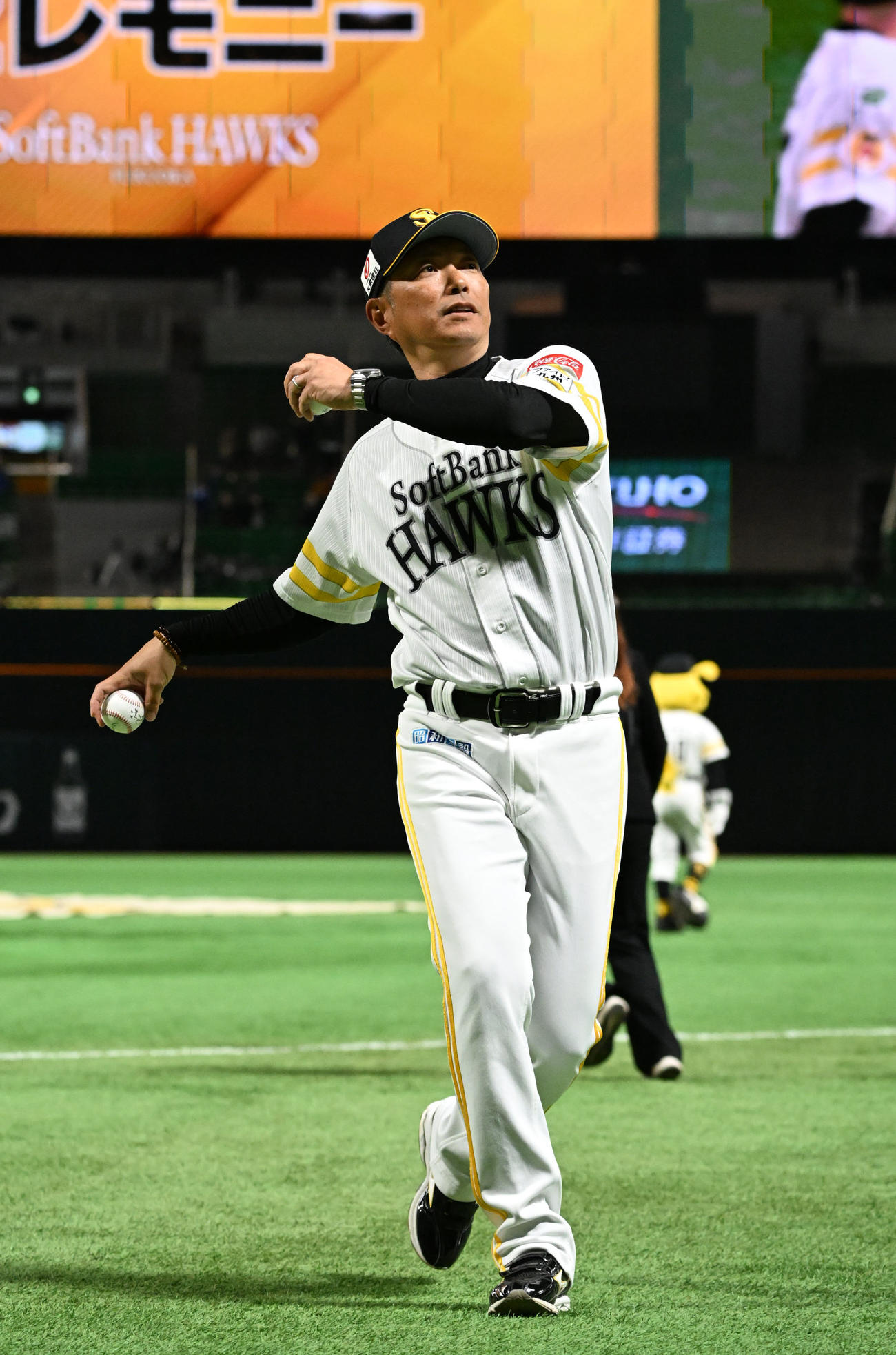 ソフトバンク対ヤクルト　サインボールを投げ込む小久保監督（撮影・林敢治）
