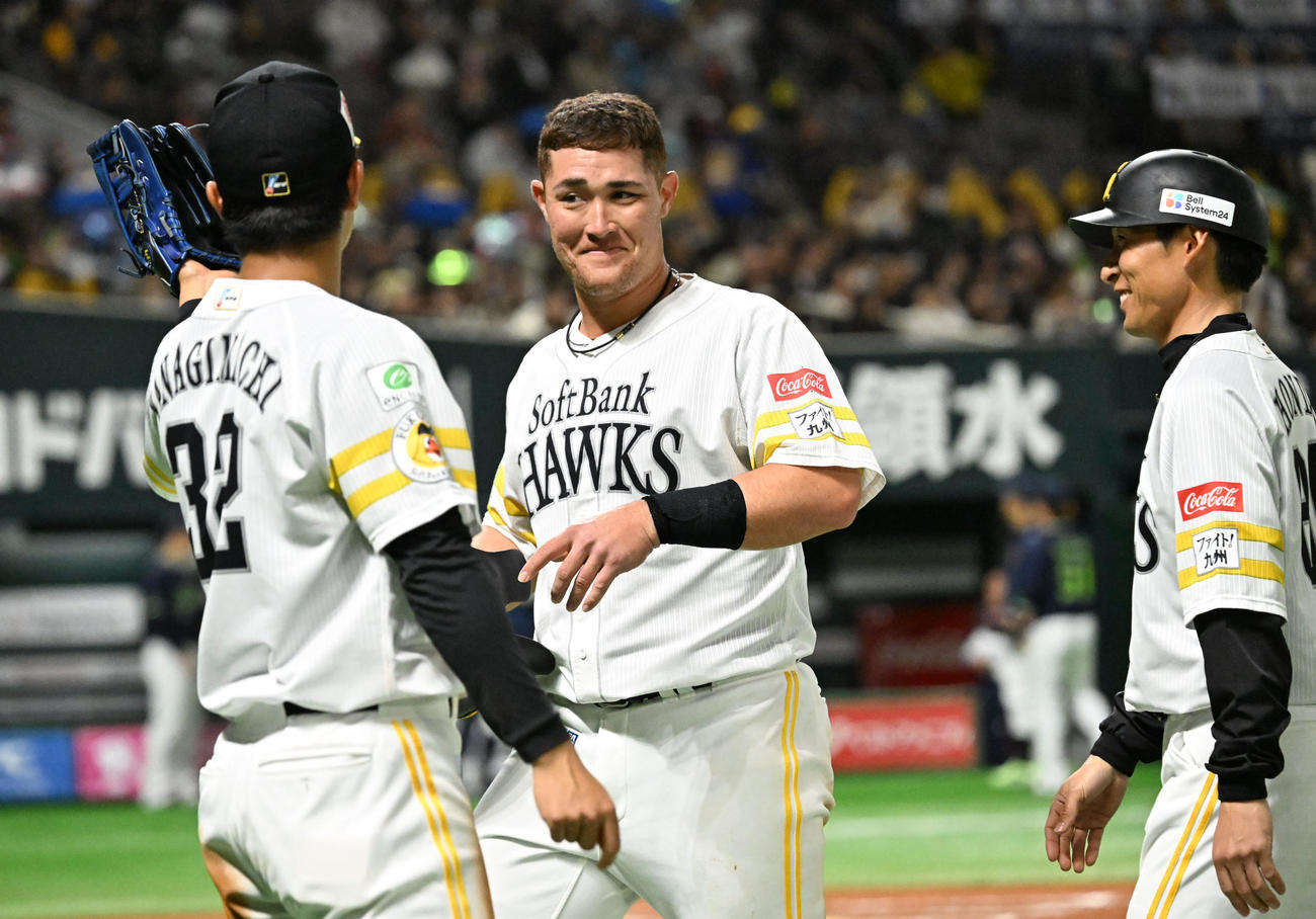 ソフトバンク対ヤクルト　6回裏、ベンチに引き上げるリチャード（中央）（撮影・林敢治）