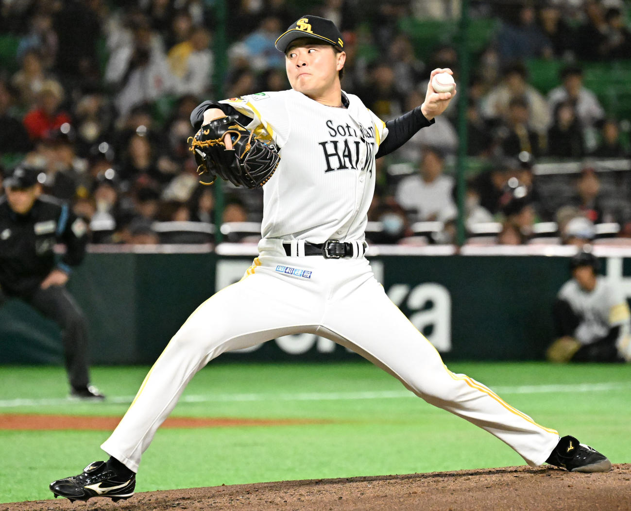 ソフトバンク対ヤクルト　ソフトバンク2番手投手・前田純（撮影・林敢治）