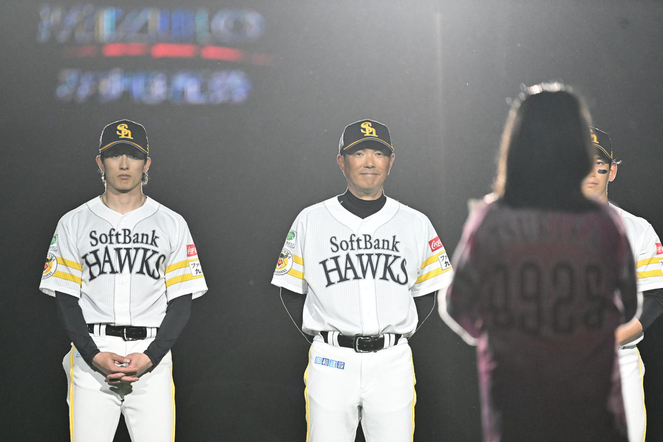 ソフトバンク対ヤクルト　シーズンスタートセレモニーでファン代表のメッセージを聴く小久保監督（中央）（撮影・林敢治）
