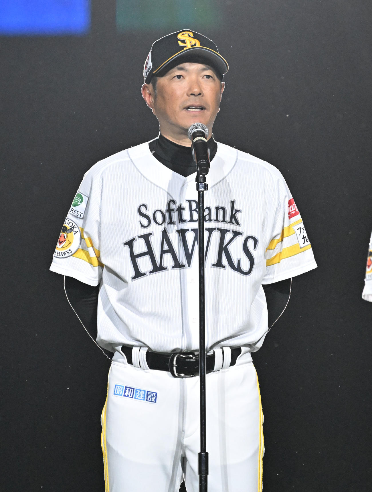 ソフトバンク対ヤクルト　シーズンスタートセレモニーでファンにあいさつする小久保監督（撮影・林敢治）