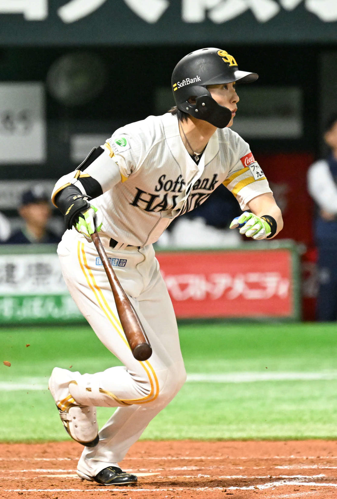 ソフトバンク対ヤクルト　3回裏ソフトバンク2死一塁、周東は右前打を放つ（撮影・林敢治）