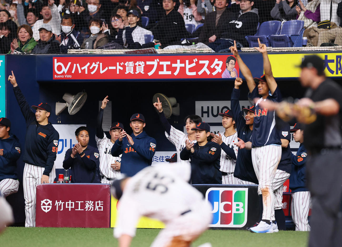 日本対オランダ　8回裏日本1死一塁、海野隆司の適時二塁打に喜ぶ日本ベンチ（撮影・藤尾明華）