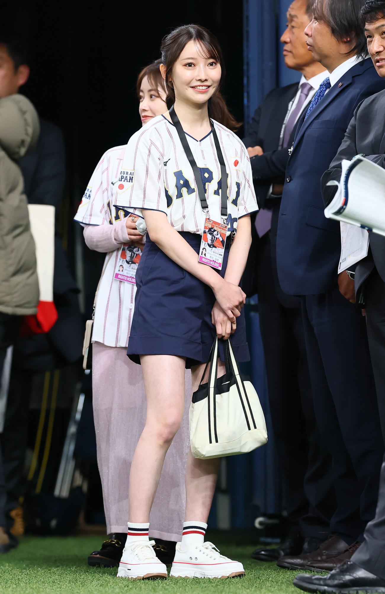 日本対オランダ　練習を見学する乃木坂46の黒見明香（撮影・藤尾明華）