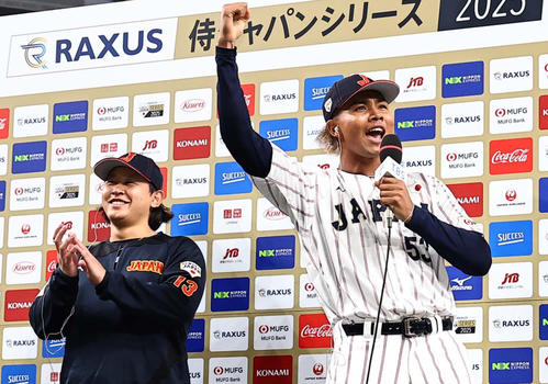 日本対オランダ　水谷（右）はお立ち台で「ジェシー」と叫ぶ。左は宮城（撮影・上田博志）